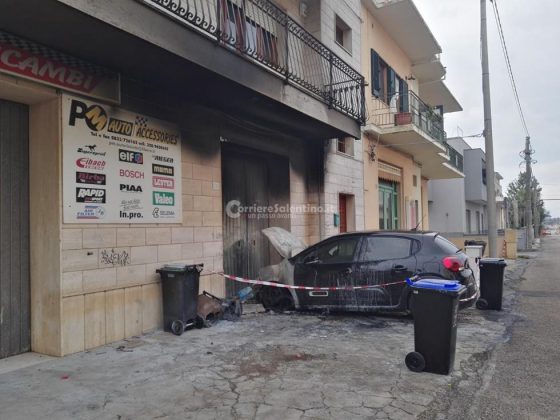 Fiamme nel basso Salento, incendio distrugge auto di impiegata e danneggia case e negozi - Corriere Salentino