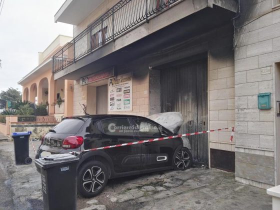 Fiamme nel basso Salento, incendio distrugge auto di impiegata e danneggia case e negozi - Corriere Salentino