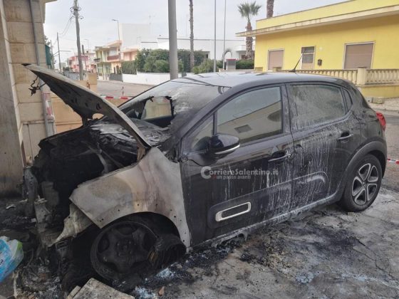 Fiamme nel basso Salento, incendio distrugge auto di impiegata e danneggia case e negozi - Corriere Salentino