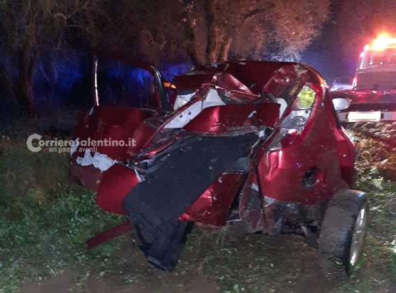 Fuori strada con l'auto, violento schianto contro un albero: due feriti in ospedale - Corriere Salentino