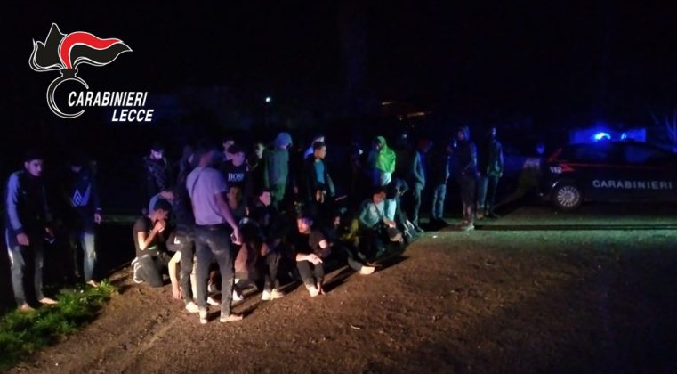 Il mare in burrasca non frena gli sbarchi: a Porto Cesareo e Ugento arrivano oltre 100 migranti - Corriere Salentino