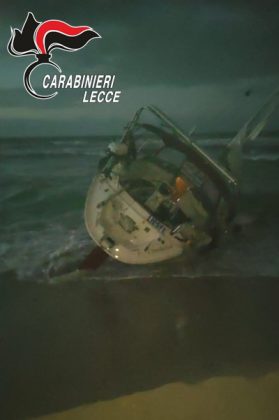 Il mare in burrasca non frena gli sbarchi: a Porto Cesareo e Ugento arrivano oltre 100 migranti - Corriere Salentino