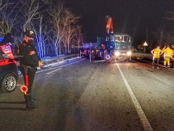 Schianto sulla statale 274, trattore si ribalta dopo lo scontro con un’auto - Corriere Salentino