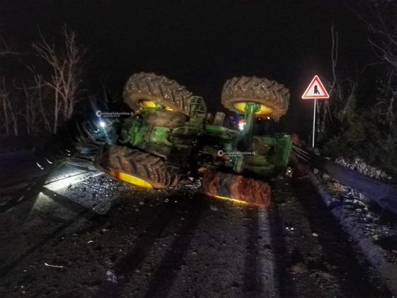 Schianto sulla statale 274, trattore si ribalta dopo lo scontro con un’auto - Corriere Salentino