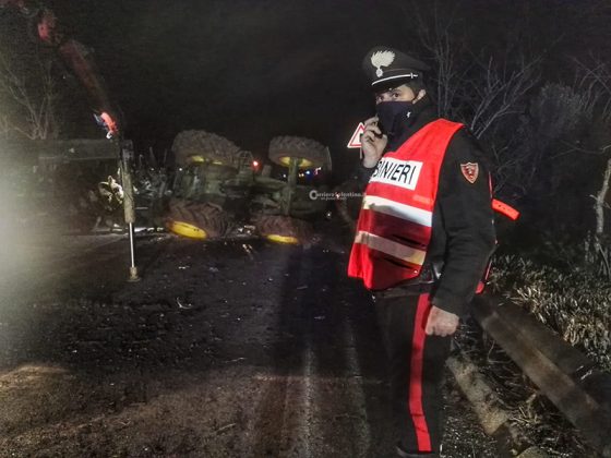 Schianto sulla statale 274, trattore si ribalta dopo lo scontro con un’auto - Corriere Salentino