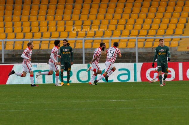 Finalmente tre punti per i giallorossi. Lecce-Vicenza 2-1 - Corriere Salentino