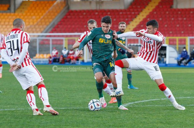 Finalmente tre punti per i giallorossi. Lecce-Vicenza 2-1 - Corriere Salentino