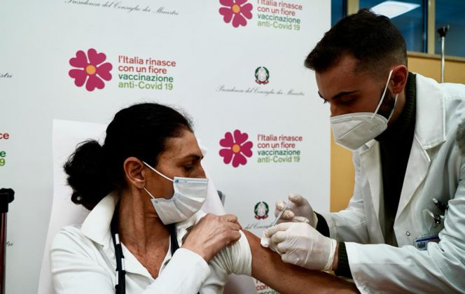 Covid-19, iniziato il V-Day in Puglia. La prima vaccinata esulta: “Evviva!” - Corriere Salentino