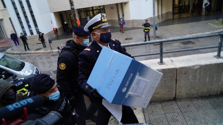 Covid-19, iniziato il V-Day in Puglia. La prima vaccinata esulta: “Evviva!” - Corriere Salentino