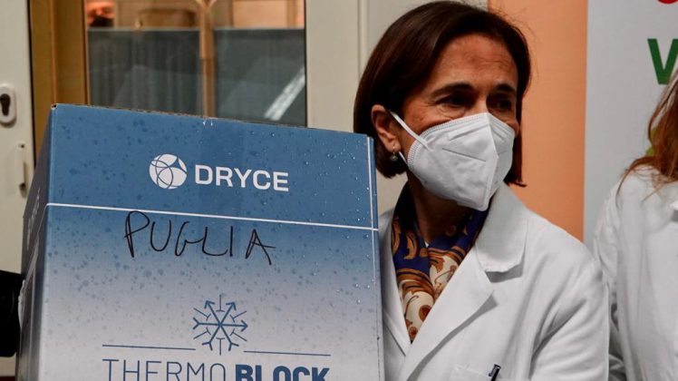 Covid-19, iniziato il V-Day in Puglia. La prima vaccinata esulta: “Evviva!” - Corriere Salentino
