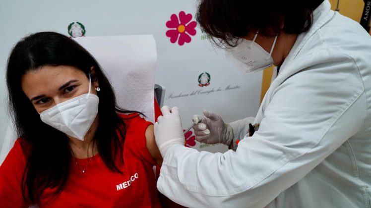 Covid-19, iniziato il V-Day in Puglia. La prima vaccinata esulta: “Evviva!” - Corriere Salentino