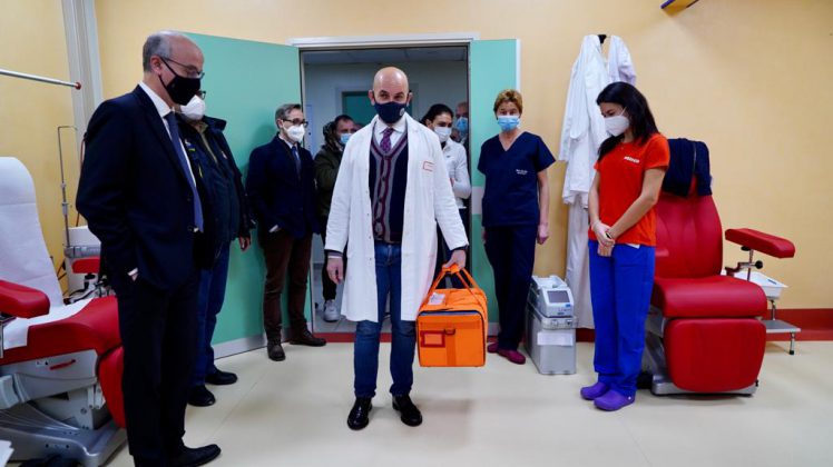 Covid-19, iniziato il V-Day in Puglia. La prima vaccinata esulta: “Evviva!” - Corriere Salentino