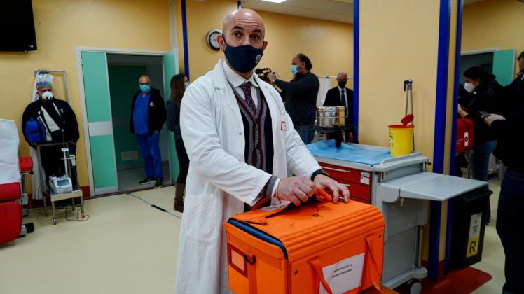 Covid-19, iniziato il V-Day in Puglia. La prima vaccinata esulta: “Evviva!” - Corriere Salentino