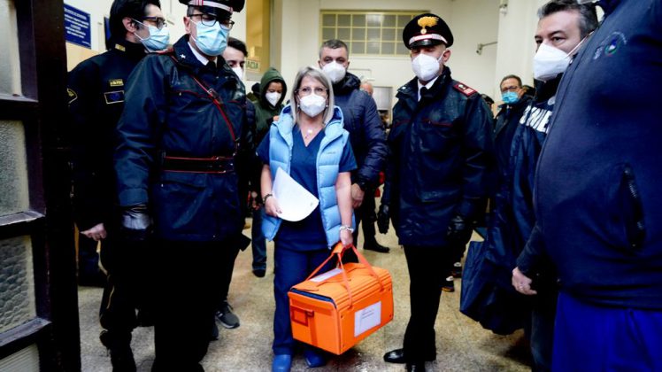 Covid-19, iniziato il V-Day in Puglia. La prima vaccinata esulta: “Evviva!” - Corriere Salentino