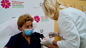 Covid-19, iniziato il V-Day in Puglia. La prima vaccinata esulta: “Evviva!” - Corriere Salentino