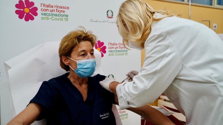 Covid-19, iniziato il V-Day in Puglia. La prima vaccinata esulta: “Evviva!” - Corriere Salentino