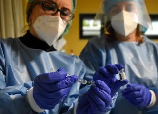 Vaccini anticovid, anche in Puglia tutto pronto per la seconda fase: prenotazioni per gli over 80