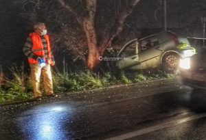 Fuori strada con l'auto, poi lo schianto contro un ulivo: tanta paura per un 32enne - Corriere Salentino