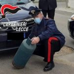 Bombola di gas contro l'auto di moglie e figli, in carcere. Ignora il divieto di avvicinamento, ai domiciliari - Corriere Salentino