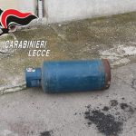 Bombola di gas contro l'auto di moglie e figli, in carcere. Ignora il divieto di avvicinamento, ai domiciliari - Corriere Salentino