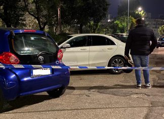 Sei colpi e due pistole per uccidere l’ex agente di commercio. La vittima: “Affiancato da un’auto scura”