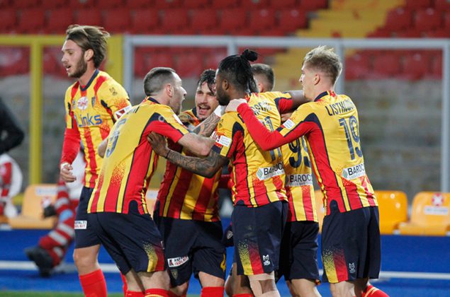 Il Lecce rischia di capitolare ma alla fine risorge e acciuffa un pareggio all'ultimo respiro - Corriere Salentino