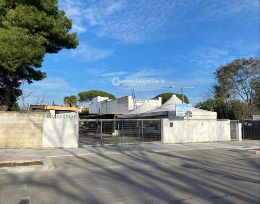 Misterioso incendio in città, alle fiamme tettoia e ufficio di un autolavaggio: si indaga sulle cause - Corriere Salentino