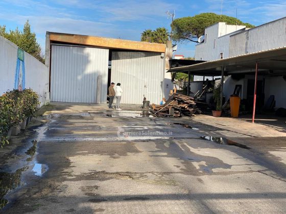 Misterioso incendio in città, alle fiamme tettoia e ufficio di un autolavaggio: si indaga sulle cause - Corriere Salentino
