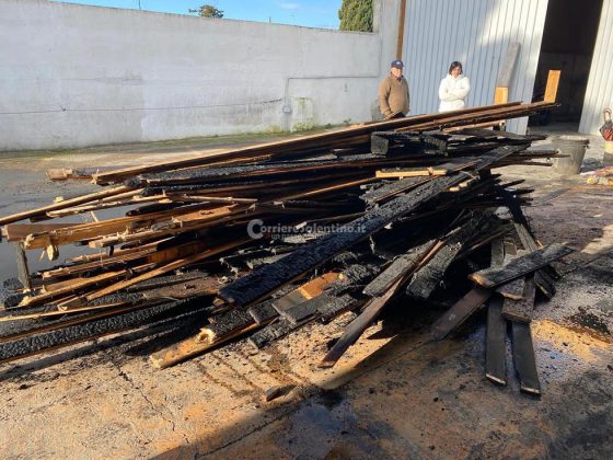 Misterioso incendio in città, alle fiamme tettoia e ufficio di un autolavaggio: si indaga sulle cause - Corriere Salentino