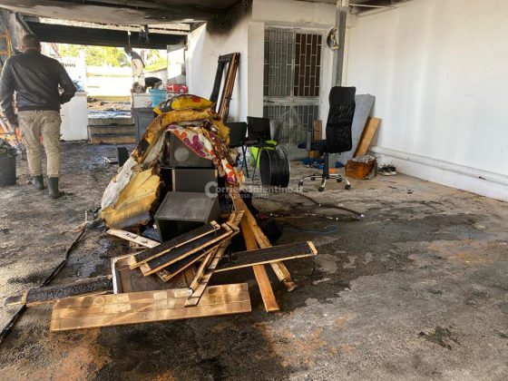 Misterioso incendio in città, alle fiamme tettoia e ufficio di un autolavaggio: si indaga sulle cause - Corriere Salentino