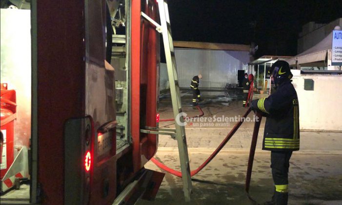 Misterioso incendio in città, alle fiamme tettoia e ufficio di un autolavaggio: si indaga sulle cause - Corriere Salentino