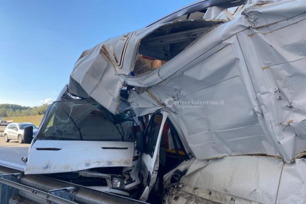 Pauroso tamponamento in tangenziale: furgone incastrato nel retro del camion. Un ferito - Corriere Salentino