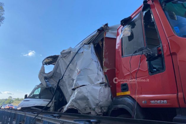 Pauroso tamponamento in tangenziale: furgone incastrato nel retro del camion. Un ferito - Corriere Salentino
