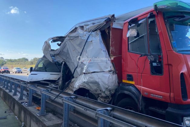 Pauroso tamponamento in tangenziale: furgone incastrato nel retro del camion. Un ferito - Corriere Salentino
