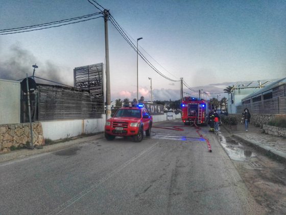 Due volte in fiamme in poche ore, misterioso incendio distrugge deposito di un noto lido - Corriere Salentino