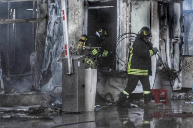 Due volte in fiamme in poche ore, misterioso incendio distrugge deposito di un noto lido - Corriere Salentino