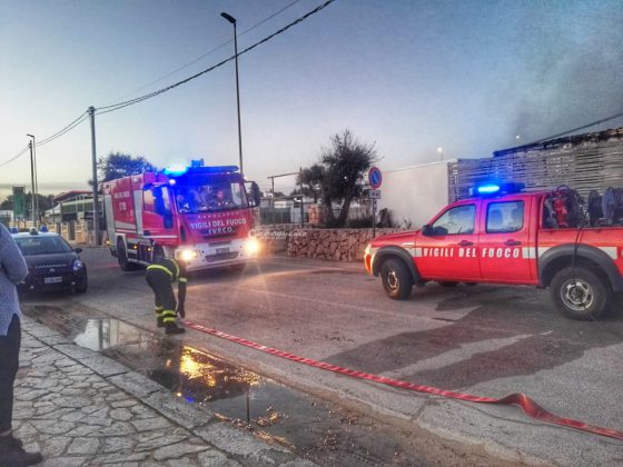 Due volte in fiamme in poche ore, misterioso incendio distrugge deposito di un noto lido - Corriere Salentino