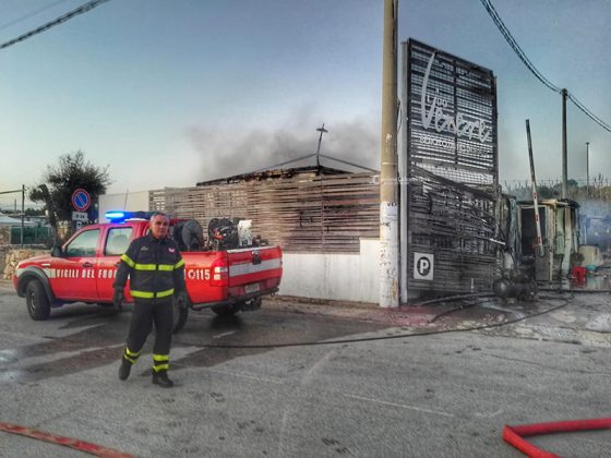 Due volte in fiamme in poche ore, misterioso incendio distrugge deposito di un noto lido - Corriere Salentino