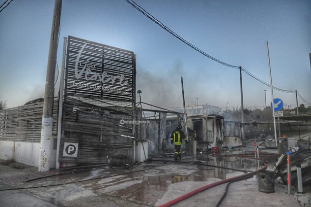 Due volte in fiamme in poche ore, misterioso incendio distrugge deposito di un noto lido - Corriere Salentino