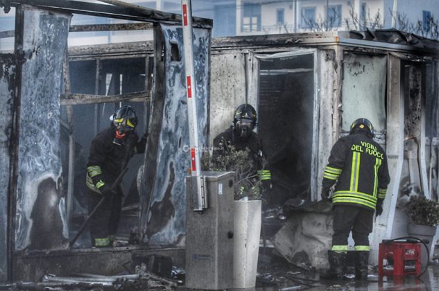Due volte in fiamme in poche ore, misterioso incendio distrugge deposito di un noto lido - Corriere Salentino