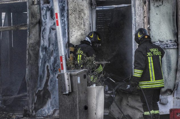 Due volte in fiamme in poche ore, misterioso incendio distrugge deposito di un noto lido - Corriere Salentino