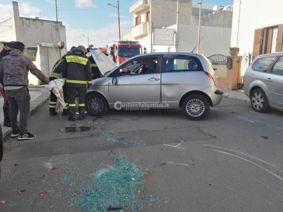 L'auto si ribalta dopo il tamponamento e resta capovolta sull'asfalto: paura per una ragazza - Corriere Salentino