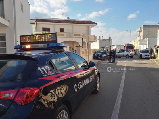 L'auto si ribalta dopo il tamponamento e resta capovolta sull'asfalto: paura per una ragazza - Corriere Salentino