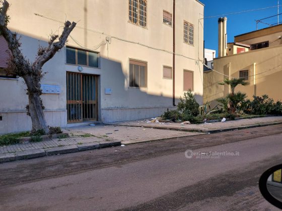 Boato in serata, petardo distrugge portone di palazzina e danneggia auto: indagini in corso - Corriere Salentino