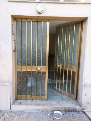 Boato in serata, petardo distrugge portone di palazzina e danneggia auto: indagini in corso - Corriere Salentino