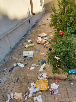 Boato in serata, petardo distrugge portone di palazzina e danneggia auto: indagini in corso - Corriere Salentino