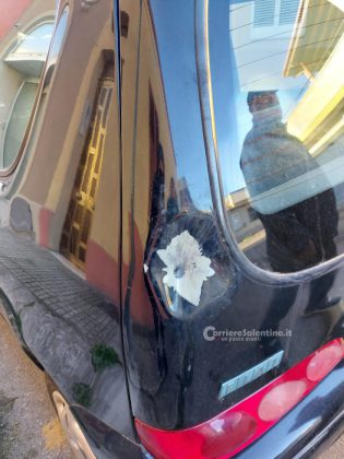 Boato in serata, petardo distrugge portone di palazzina e danneggia auto: indagini in corso - Corriere Salentino