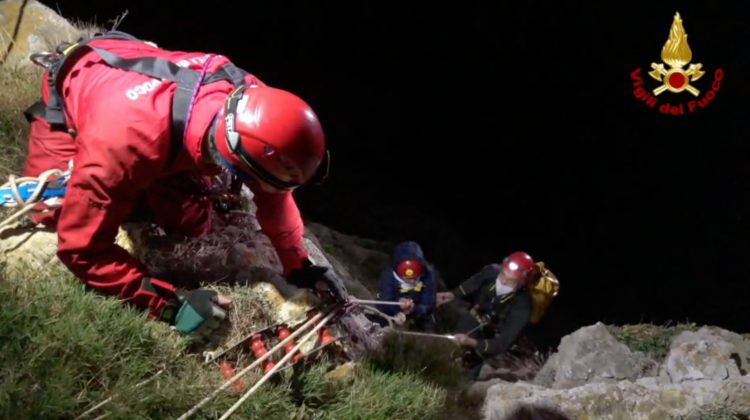 Precipita dalla scogliera di Santa Caterina, paura per una 59enne: recuperata dopo un lungo intervento - Corriere Salentino