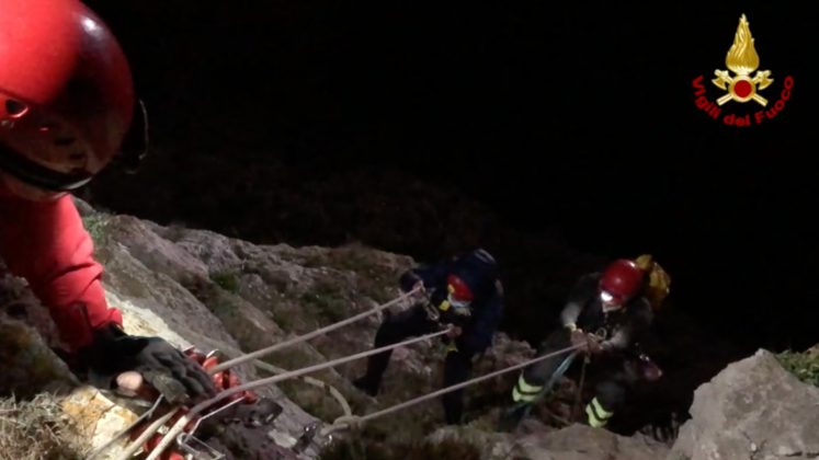 Precipita dalla scogliera di Santa Caterina, paura per una 59enne: recuperata dopo un lungo intervento - Corriere Salentino