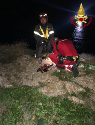 Precipita dalla scogliera di Santa Caterina, paura per una 59enne: recuperata dopo un lungo intervento - Corriere Salentino